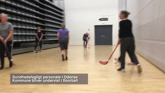 Sundhedsfagligt personale i Odense Kommune bliver undervist i floorball