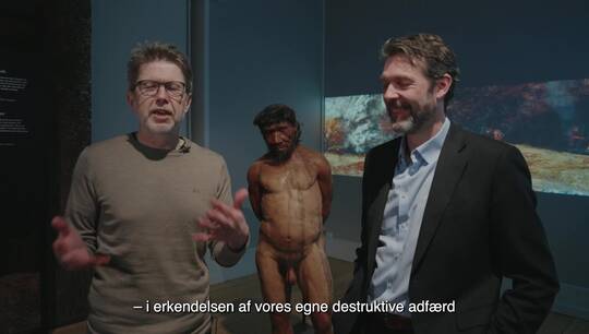 Museumsdirektør Peter C. Kjærgaard i samtale med tegner Niels Roland om neandertalere